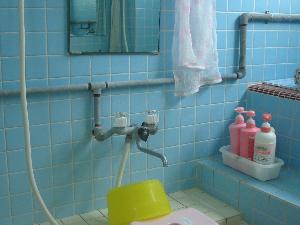 明るくて広い《女性用》お風呂。最大６名様までご利用頂けます。《ボディーソープ、シャンプー、コンディショナー》を常備致しております