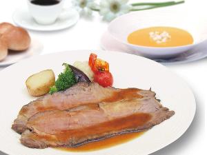 【宿泊プラン〈洋食〉ご夕食セットメニュー※月替り】フレンチダイニング　シェゆりの　■ディナータイム　17:00~LO　21:30本日のスープ／　ローストビーフ温野菜添え／プチサラダ／デザート／コーヒー 