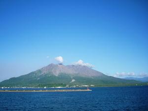鹿児島湾の中央に位置する活火山「桜島」今でも盛んに噴煙を出し続けています・・・鹿児島人の気質はこの活火山のよう？？？