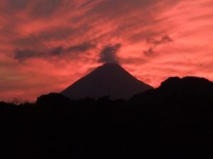 ホテルロビーからの開聞岳と夕焼け空