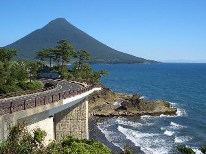 指宿のシンボル開聞岳・・・・円錐形の美しい山「日本百名山」にも名を連ねています。いろんな場所から眺めることが出来素敵な風景が自慢になってます