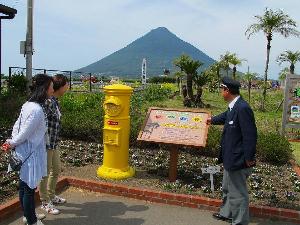 「幸せの黄色いポスト」JR九州最南端の駅「西大山駅」にある黄色いポストここから愛する人へ手紙やはがきを出せば・・・・いっそう絆が深まるそうですヨ