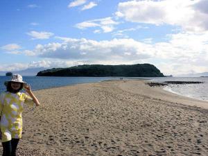 遠くに見える島・・・・・あれが知林が島です・・・大潮の際に出来る砂州を渡り歩いて島まで行くことができます。砂州情報をよく調べてわたって下さいネ
