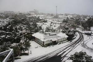 指宿はほとんど雪など降ることはありません。でも何年かに一度大雪が降ることがあります。この写真は12月の大晦日に大雪が降った時の様子です。