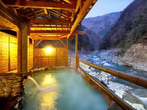 専用のケーブルカーで下った先にある、源泉かけながし・天然温泉の露天風呂（男湯）。夜はライトアップしています。
