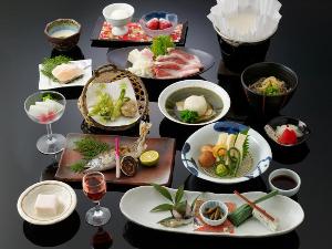 四季彩会席「季楽」。祖谷に採れる川魚・山菜などを使った全１３品の会席料理（夕食）一例