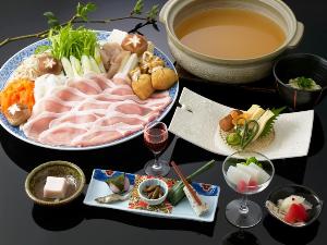 大歩危・祖谷の名物鍋「お美姫鍋」の会席コースです。銘酒の麹の香りと阿波ポークや各種の野菜旨みが嬉しい、料理内容です。