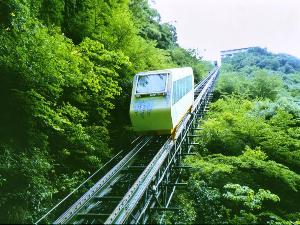 露天風呂行きの専用ケーブルカー。ホテルと露天風呂の間、高さ170ｍを約５分かけて下ります。