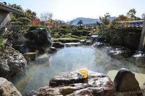 峰望の湯：阿蘇山と日本庭園との調和が織りなす、風情ある　岩の露天風呂。
