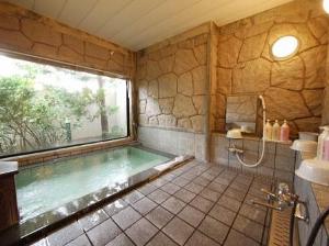 大浴場<BR>男女別にございます。<BR>活性石人工温泉 です。<BR>【利用可能時間】<BR>15：00〜2：00<BR>5：00〜10：00<BR>