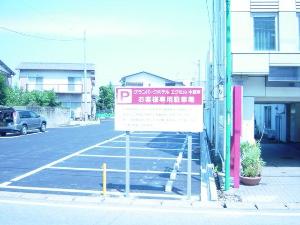 駐車場はホテル隣と裏の2箇所です