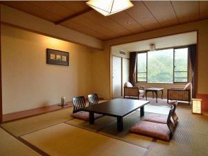 和室１０畳～窓際には２畳程の縁側。開放感のあるお部屋で、ゆったりと流れるリゾート時間を満喫。