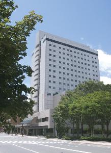 さんろく街・旭川市民文化会館・常盤公園まで5分の好立地。常盤公園は冬まつりなどイベントのメイン会場になります。空港からのバスもホテル目の前に停まります。