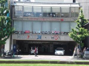 GR:【メインパーク24　1st】ホテルから見て左斜め前にあります