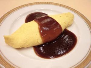 朝食会場ではお客様の目の前で熱々のオムレツをご用意！