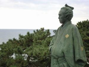 雄大な土佐湾を望む坂本　龍馬像（桂浜）