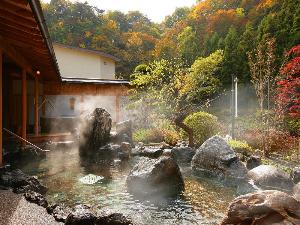 「喜久の湯」庭園露天風呂。紅葉は１０月下旬〜１１月初旬頃