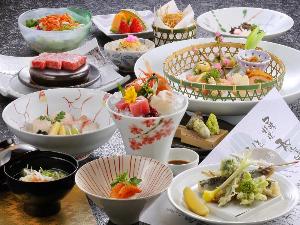 食事は全て個室だいにんぐでご用意。旬の素材にこだわった創作会席料理です。