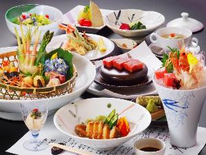 事は全て個室だいにんぐでご用意。旬の素材にこだわった創作会席料理です。