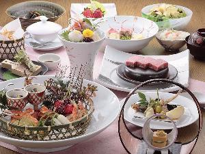事は全て個室だいにんぐでご用意。旬の素材にこだわった創作会席料理です。