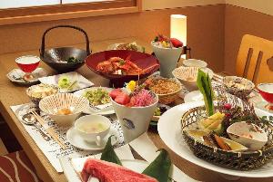事は全て個室だいにんぐでご用意。旬の素材にこだわった創作会席料理です。