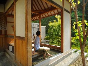 川辺の足湯　辺りから聞こえてくる自然の音に癒されてください