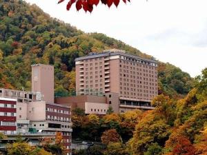 周り一面が紅葉に囲まれる秋のミリオーネ　