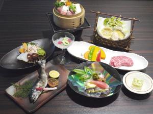 徳島名産の三畜（阿波牛・阿波ポーク・阿波尾鶏）を使った会席料理。