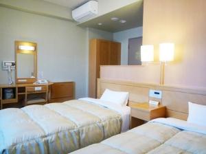 ツインルーム120cmベッドが並んでおります。広いお部屋でゆっくりとおくつろぎください。