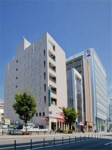 当館は、渡辺通りから南に延びた日赤通り沿いにございます。隣には、FBS福岡放送局がございます。