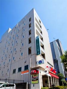日赤通り沿いに面していますので、バス停まで徒歩１分、タクシーも沢山通っております。また、夜間でも明るいため、女性にとっても安心です。
