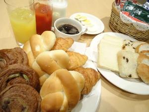 老舗パリジャンの日替わりパンでご朝食☆