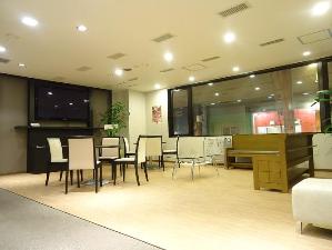 落ち着いた雰囲気の２Ｆフロント前ロビー