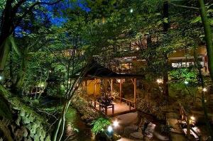 6月には庭園に蛍が飛び交います。