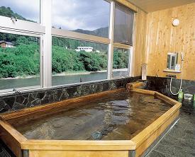 日高川を眺めながら寛げる温泉浴場。肌あたり柔らかな温泉をお楽しみください。