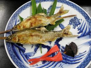 お食事時間に合わせて焼き上げる「鮎の塩焼き」焼き立てホクホクの美味しさをお楽しみください！