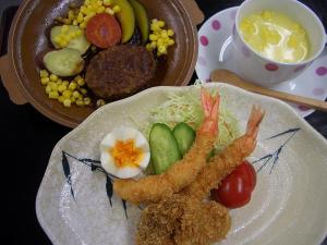 幼児の夕食一例　ハンバーグなどのお子様ランチ風です！