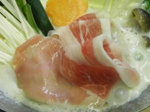 豆乳ベースの出汁でいただく「豚豆乳小鍋」 豚肉の柔らかさと野菜の美味しさが好評です!