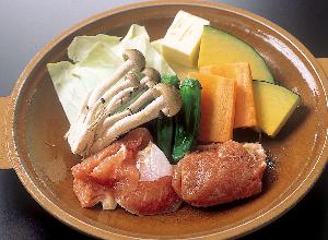 紀州うめどりの旨みと野菜の甘みが好評です。「紀州うめどりと野菜の陶板焼き」　自家製柚子ポン酢でいただきます。