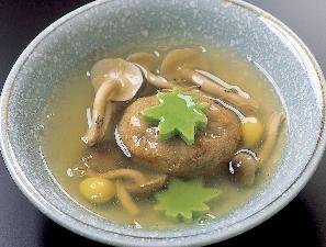 「蓮根餅の葛餡仕立て」　優しい味のトロトロ葛餡と蓮根餅の美味しさが人気の一品。「蓮根餅葛餡仕立て」付きプランでお楽しみください。