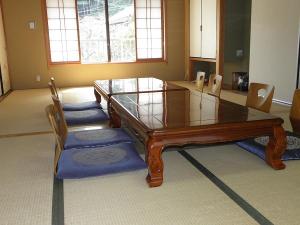 16畳和室　家族親族旅行や、グループ旅行にピッタリの大部屋です。洗面所、ウォシュレットトイレ付き　寝具は羽毛布団　4名様から8名様までご利用いただけます。