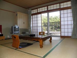 8畳和室　洗面所とトイレがお部屋に無く、室外の共用所をご利用いただくお部屋です。「訳あり部屋」　寝具は昔ながらのお布団です。