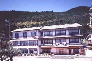 緑の山を背にした静かな宿です。