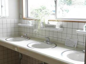 「訳あり部屋」ご利用時にご使用いただく明るい洗面所です。