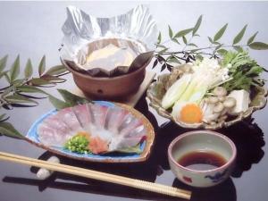 旬のブリは箸が滑るほど脂が乗ります。そんな刺身でも食べれるほど新鮮な身を、あえて“しゃぶしゃぶ”でさっぱりと。ブリ本来の旨味が楽しめます♪