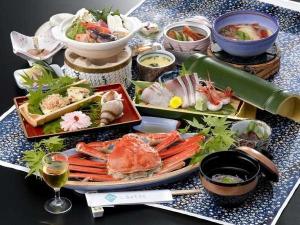 【カニ１杯付き会席】冬といえば“カニ”！１杯まるごと食べたいならこの会席！！基本会席のカニ半身を１杯付きにグレードアップしたメニューです♪