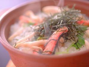 『蟹の釜飯』はカニ会席の〆にピッタリ！蟹の身から出る風味がたまりません！！