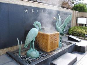 和倉温泉はシラサギが傷を癒すところより発見されました。その記念碑が建つ湯元広場へは徒歩１分。