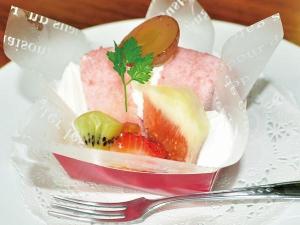 温泉街の甘味処で３種類のスイーツが味わえるスイーツ券は当宿フロントで５００円で販売中！