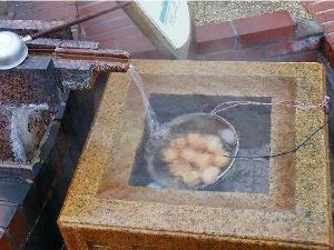 和倉の源泉で作る“温泉たまご”は、ほんのり塩味がついて美味！“温泉たまご”はどんな卵料理よりも消化吸収に優れ、お酒を飲んだ次の日などに最適です。